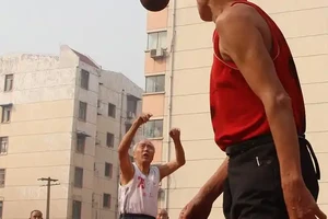  老年人适合的篮球训练方式：提升体能与健康的最佳策略